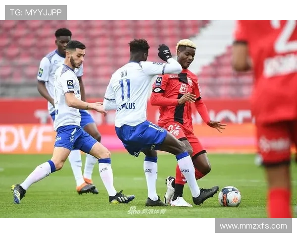 第戎与兰斯的激烈对决引发热议球迷们的观点碰撞与分析